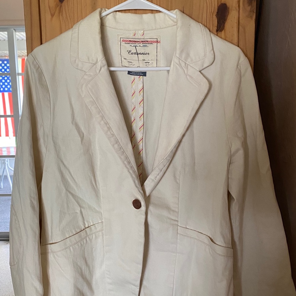 Off white blazer with pockets on front